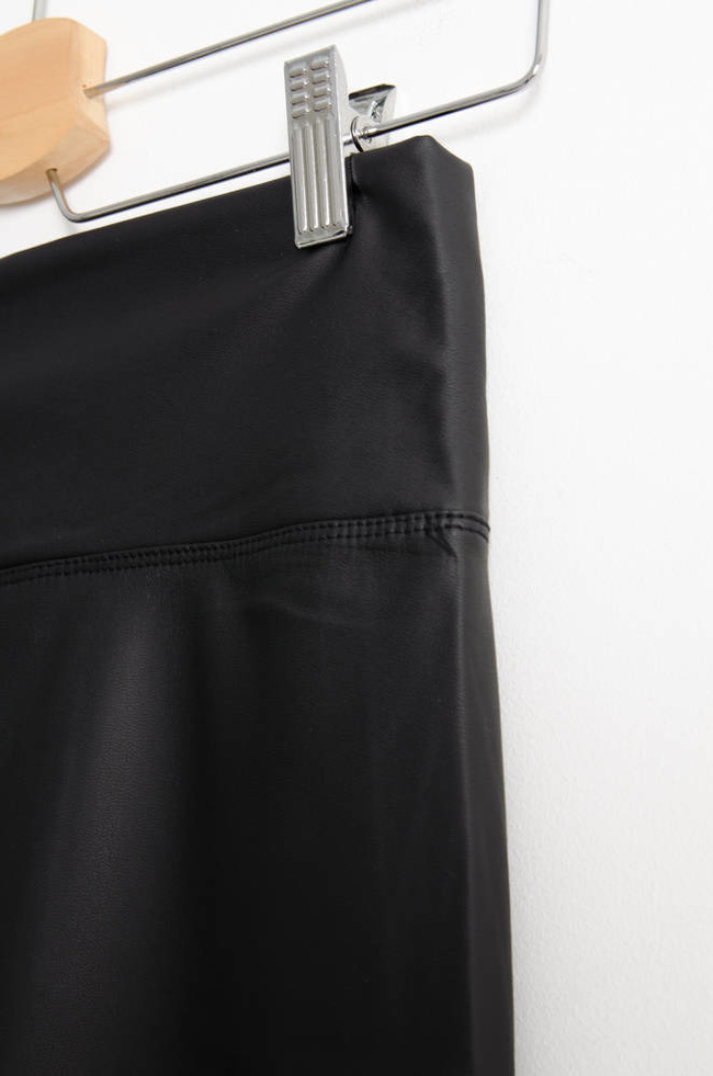 CZARNE LEGGINSY Z IMITACJI SKÓRY Z WYSOKIM STANEM