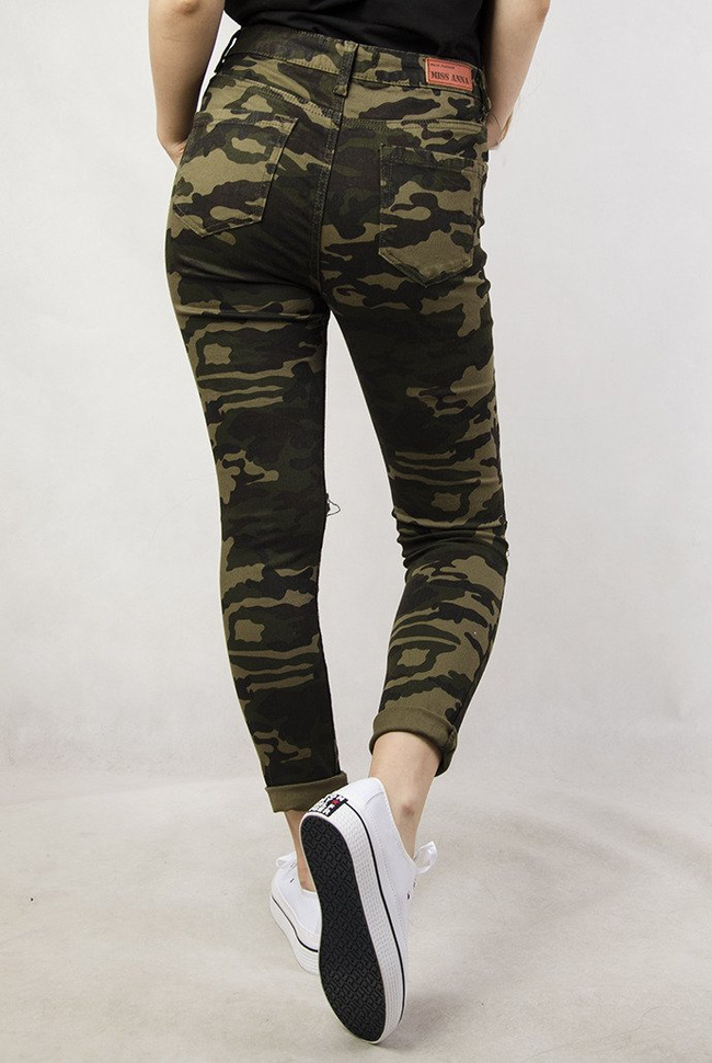 Spodnie moro z naszywkami