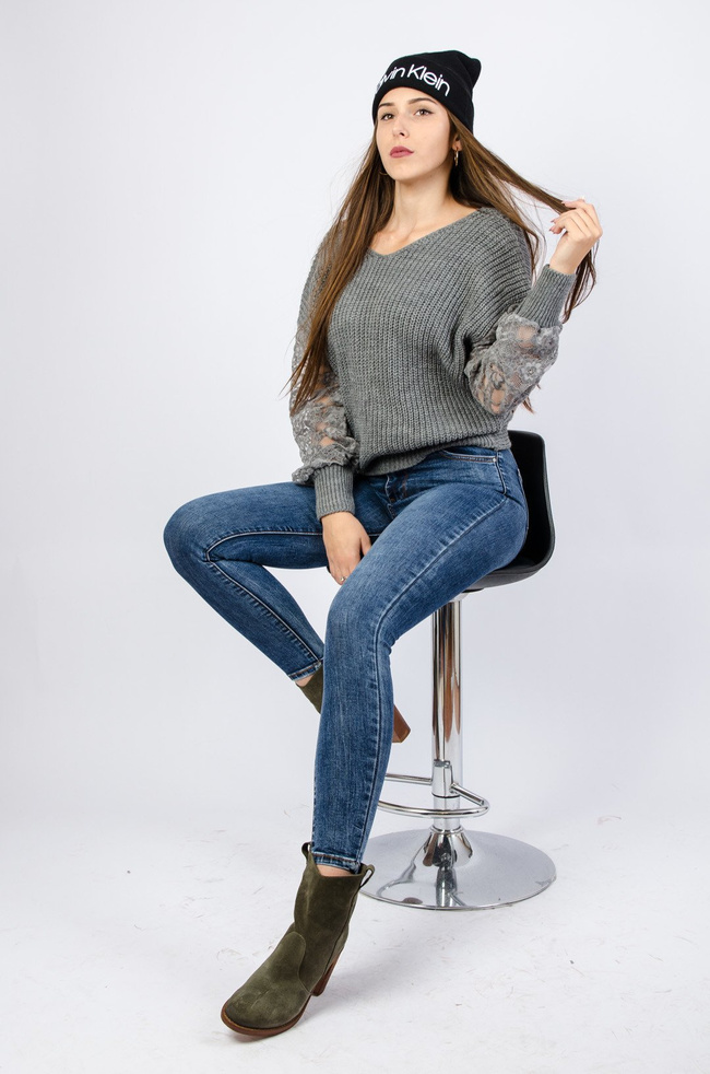 Szary sweter z koronkowymi rękawami