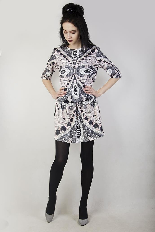 Sukienka we wzory, z gumką w pasie