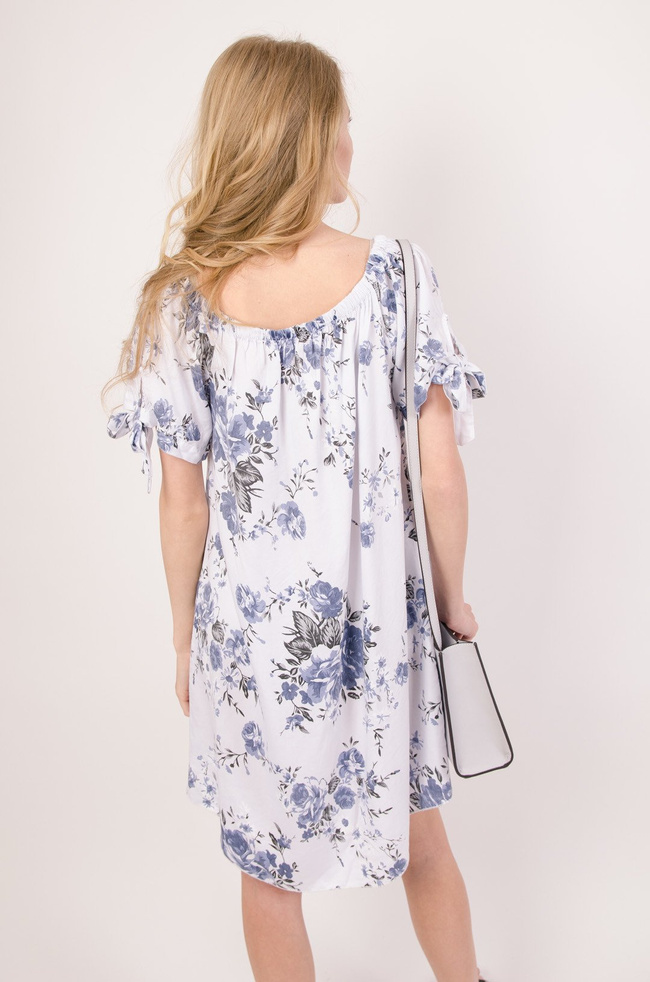 Biała tunika w niebieskie kwiaty z wiązanymi rękawami