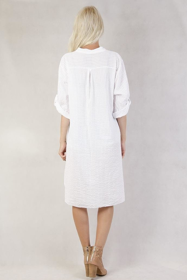 Długa, biała koszula w delikatne paski