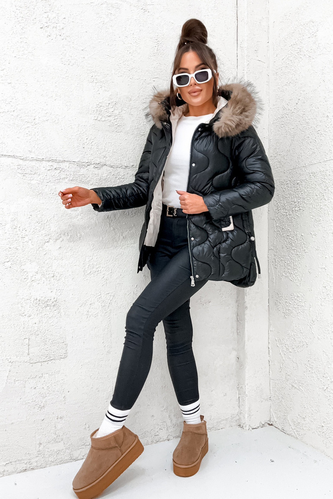 KURTKA PIKOWANA Z KAPTUREM I ŚCIĄGACZAMI PO BOKACH- CZARNA