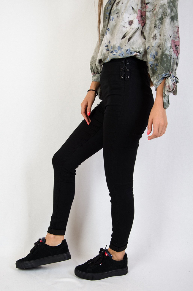 Czarne spodnie z gumką w pasie i wiązaniem na biodrach