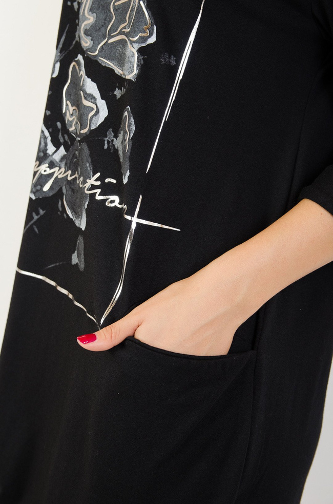 Czarna sukienka z kieszeniami oraz aplikacją z przodu