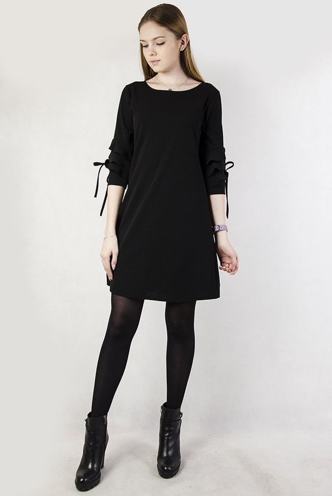 Czarna sukienka z falbanami przy rękawach