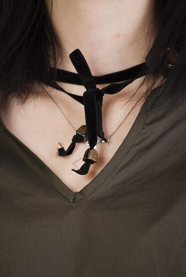 Zielona koszula z czarnymi, aksamitnymi wstążkami