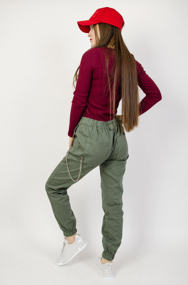 Zielone spodnie joggery z łańcuszkiem