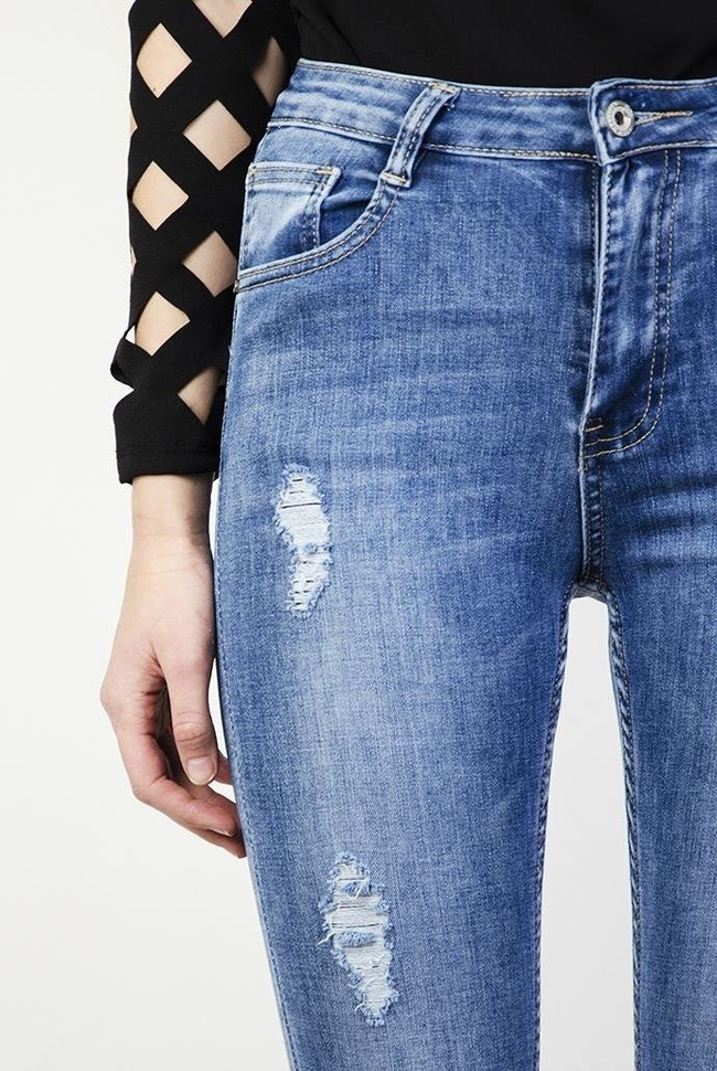 Jeansowe spodnie skinny jeans z przetarciami oraz wysokim stanem