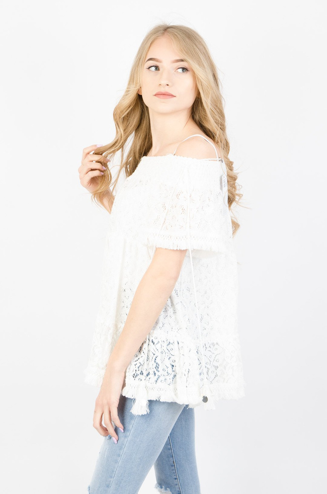 Biała koronkowa bluzka z gumą w dekolcie oraz ramiączkami ze sznurka