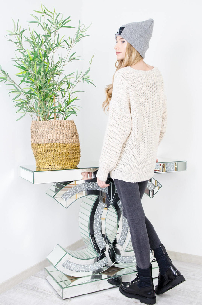 BEŻOWY AKRYLOWY SWETER Z DEKOLTEM W SZPIC