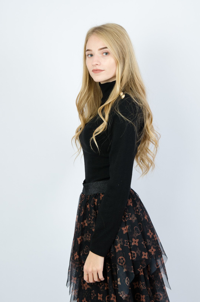 Czarny golf ze złotymi guzikami