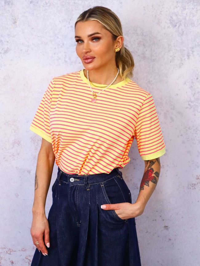 T-SHIRT OVERSIZE W PASKI- ŻÓŁTO-RÓŻOWY