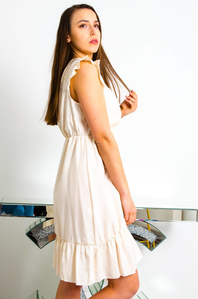 KREMOWA KRÓTKA ZWIEWNA SUKIENKA Z KOPERTOWYM DEKOLTEM