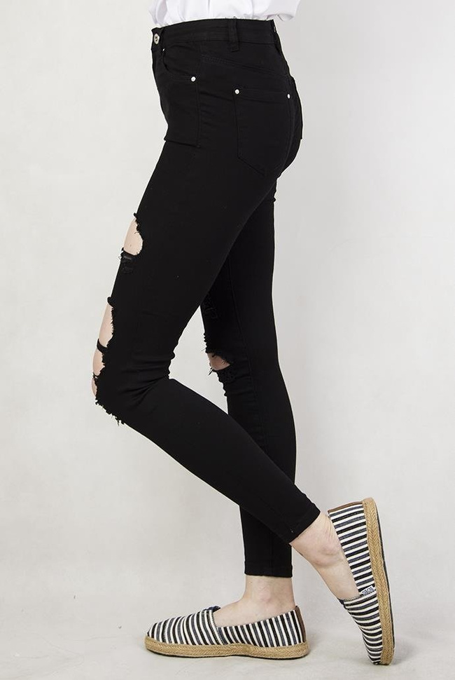 Czarne spodnie jeansowe z dziurami i wysokim stanem