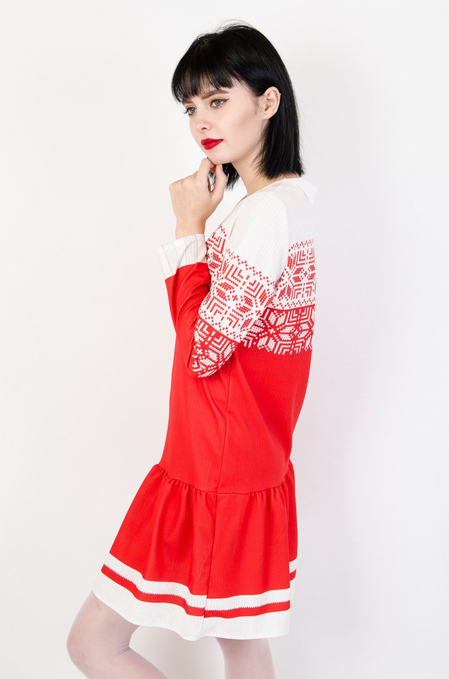 Biało czerwona sukienka z motywem świątecznym