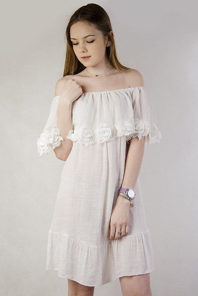 Biała sukienka z hiszpańskim dekoltem