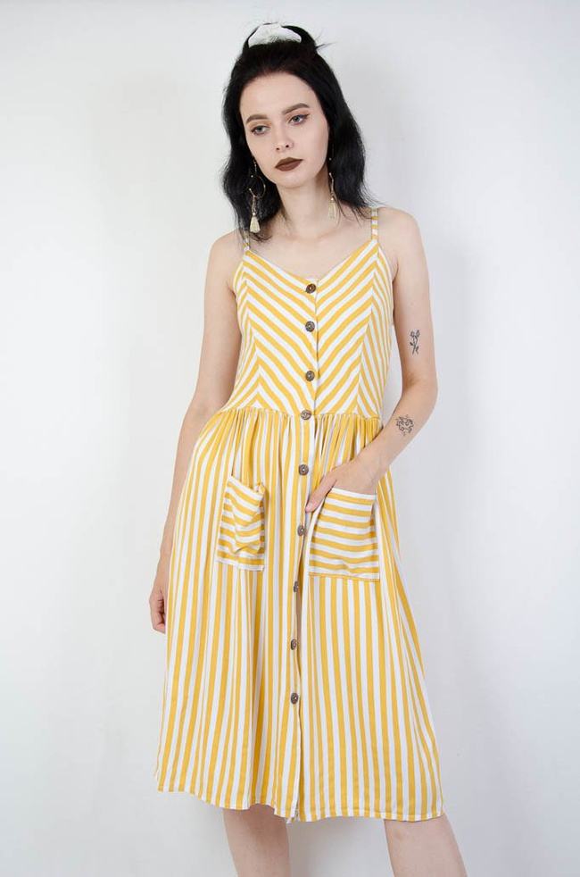 Żółta sukienka w pasy na ramiączka