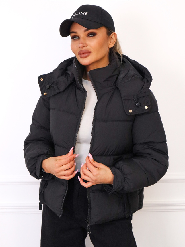 KURTKA PIKOWANA Z OZDOBNYMI NASZYWKAMI PRZY KIESZANIACH- CZARNA