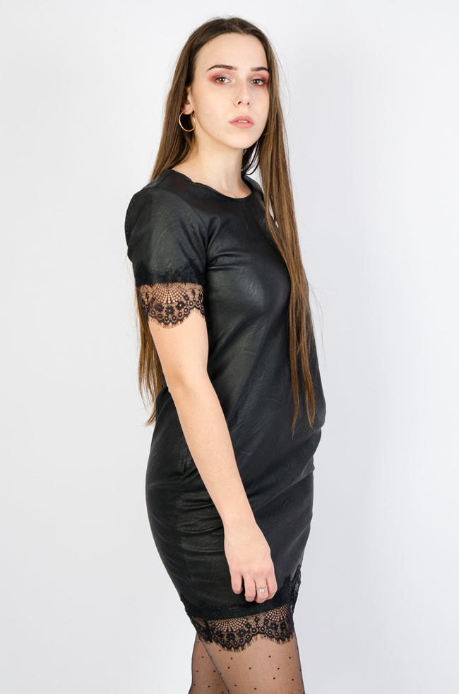 Czarna woskowana sukienka z koronką