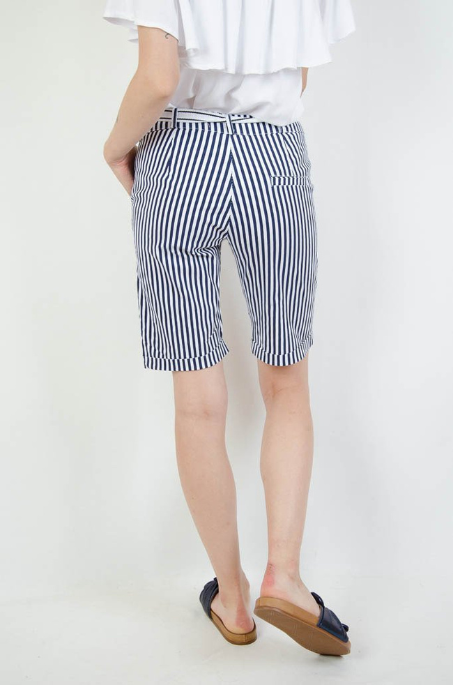 BERMUDY W BIAŁO GRANATOWE PASY Z KOKARDĄ W PASIE