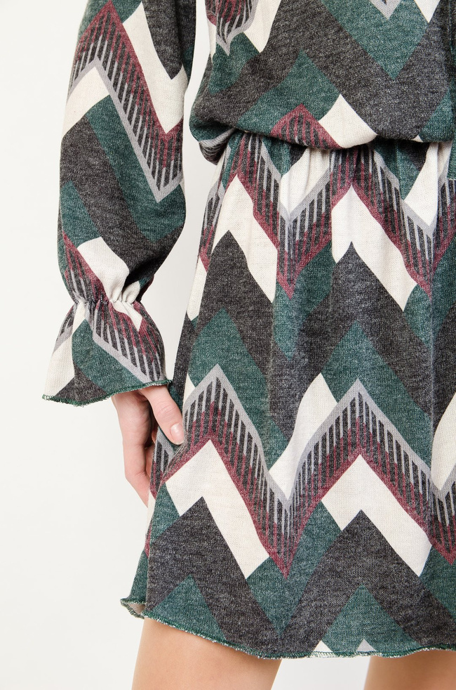 Dzianinowa sukienka w geometryczne wzory