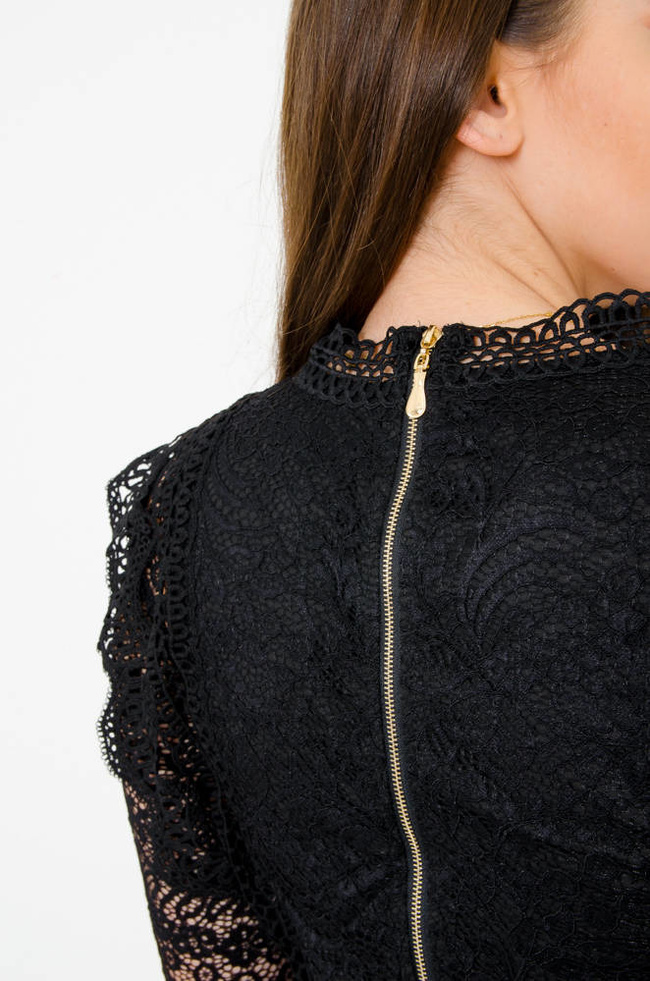 Czarna koronkowa bluzka z zamkiem na plecach