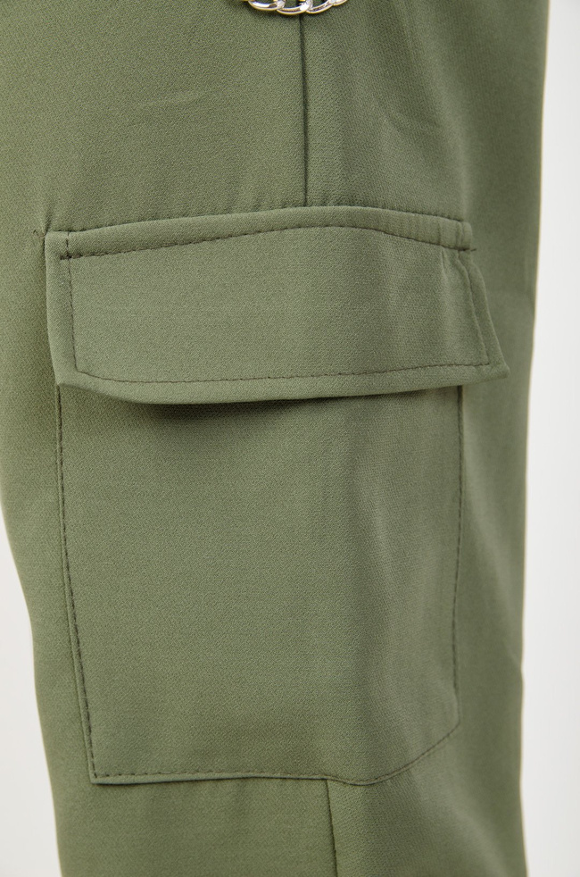 Zielone joggery z łańcuchem i kieszeniami po bokach