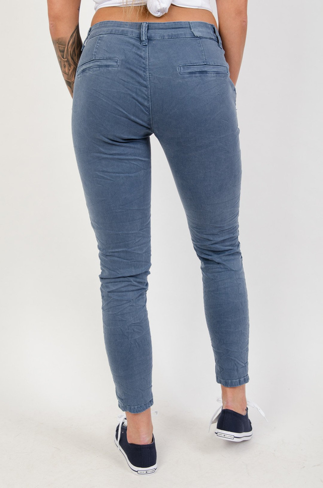 Granatowe spodnie joggery z zamkami przy kieszeniach