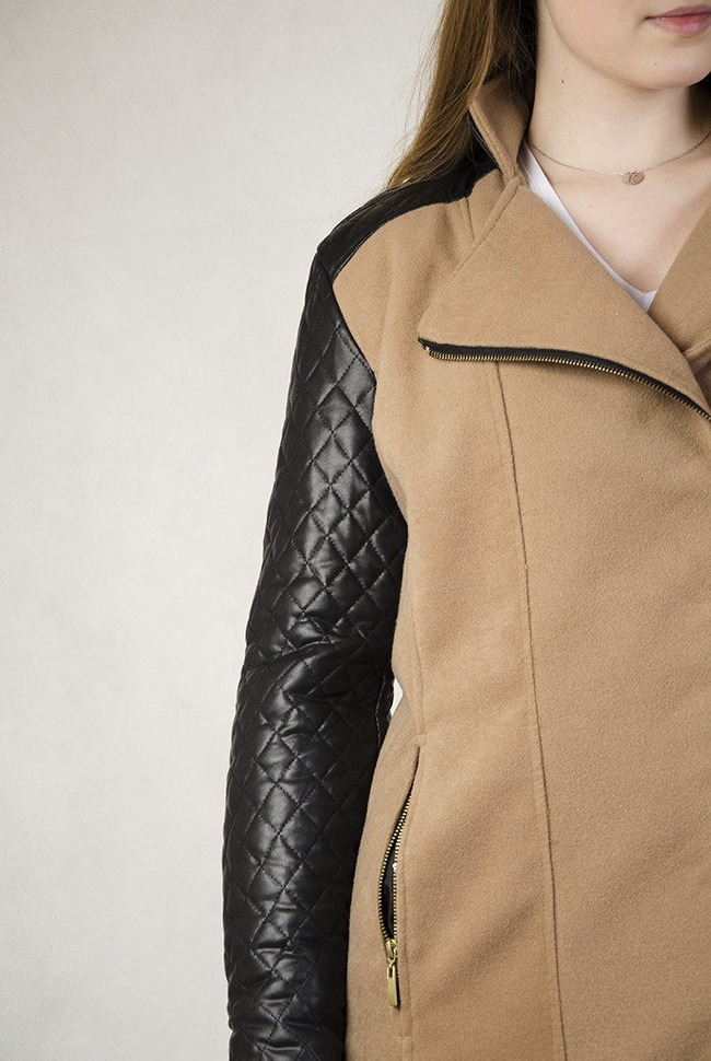 Brązowy płaszcz ze skórzanymi rękawami