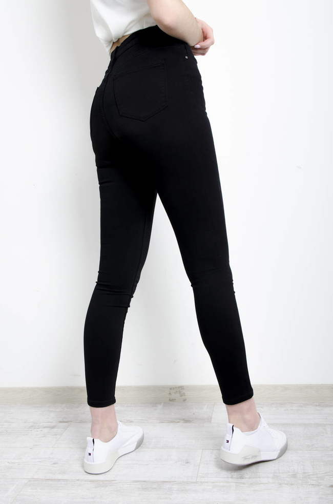 CZARNE DOPASOWANE SPODNIE-ŚREDNI STAN