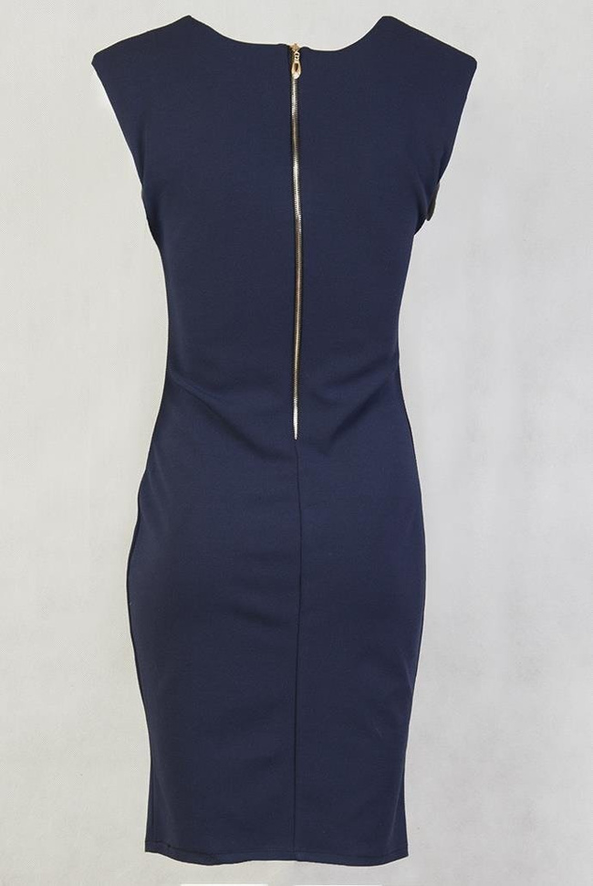 Granatowa sukienka z literą V przy dekolcie