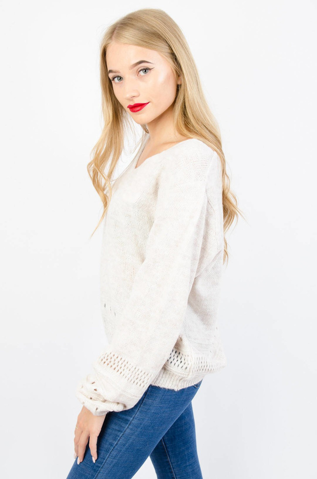 BEŻOWY SWETER Z DEKOLTEM W SZPIC