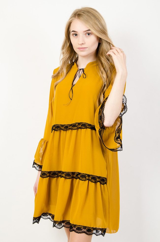 Musztardowa sukienka delikatnie rozszerzana z koronką