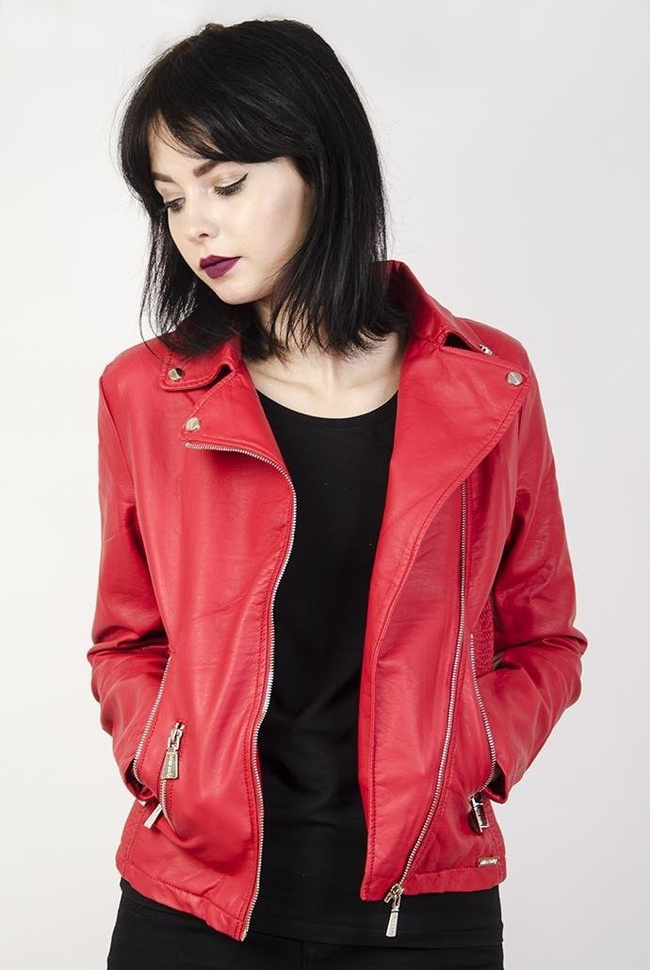 Czerwona kurtka ramoneska