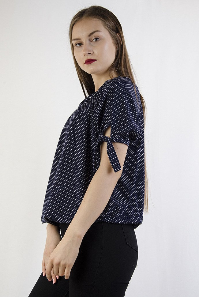 Granatowa bluzka w kropki z marszczeniem przy dekolcie