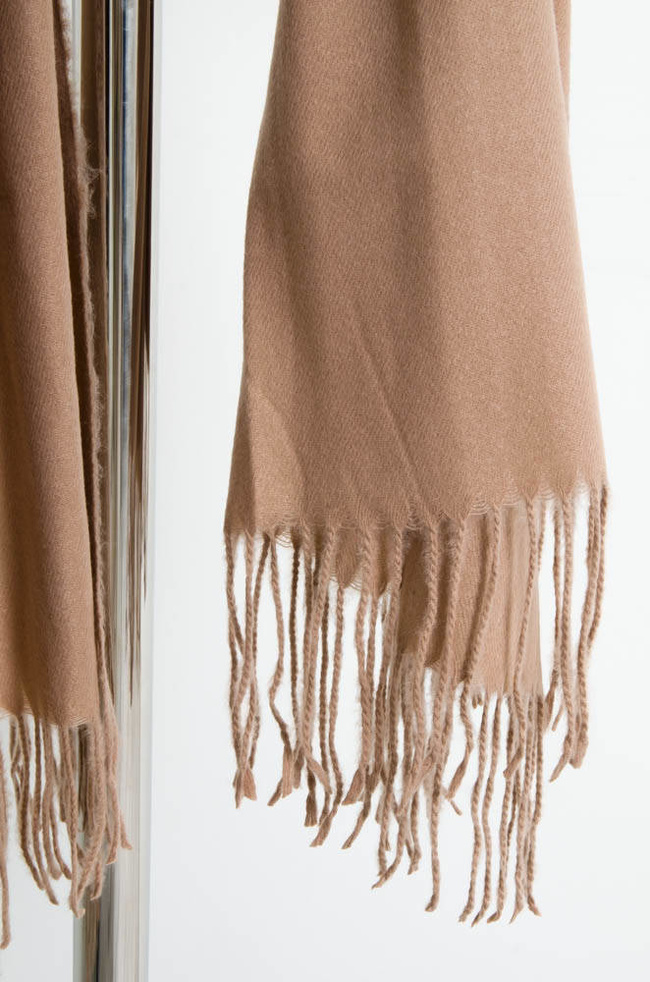  GŁADKI SZAL Z FRĘDZLAMI-MOKKA