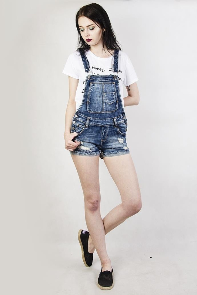 Jeansowe szorty ogrodniczki z szarpaniami na dole