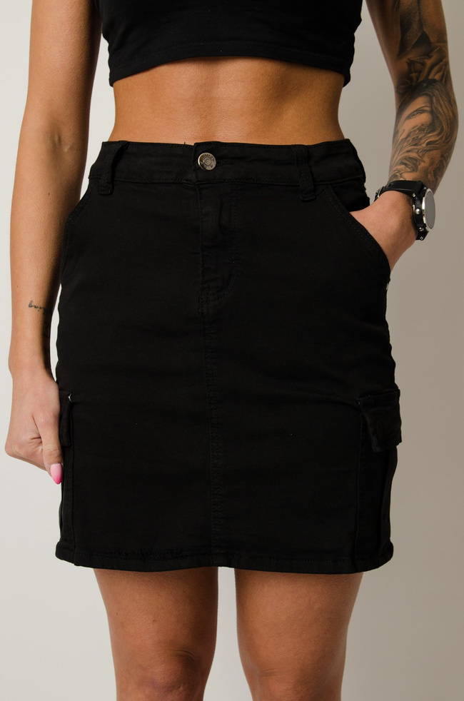 Czarna spódnica z kieszeniami po bokach