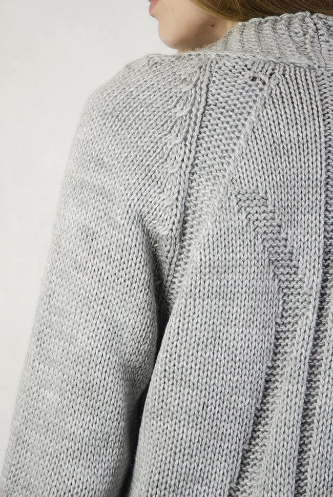 Szara narzuta ze wzorem na plecach