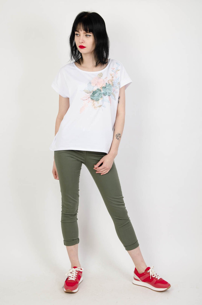 Biała bluzka z kwiatową aplikacją