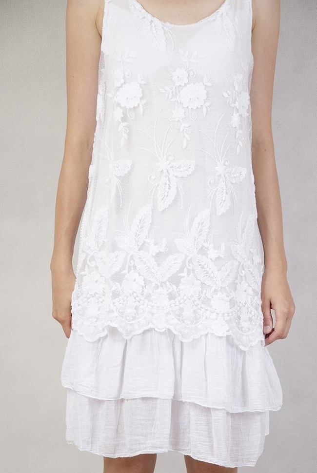 Biała sukienka z falbankami i koronką
