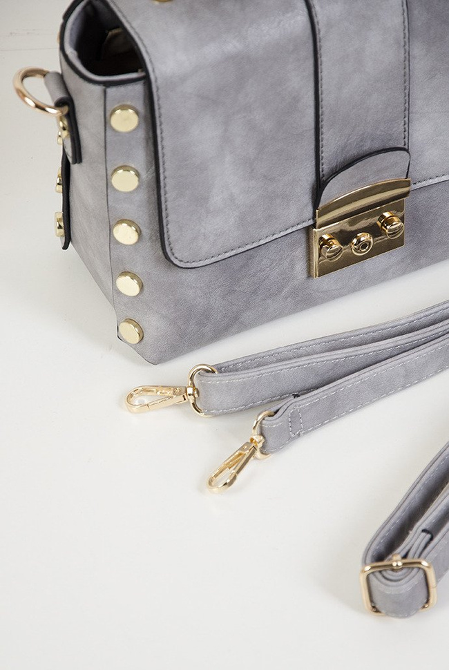 Szara torebka ze złotymi guzikami