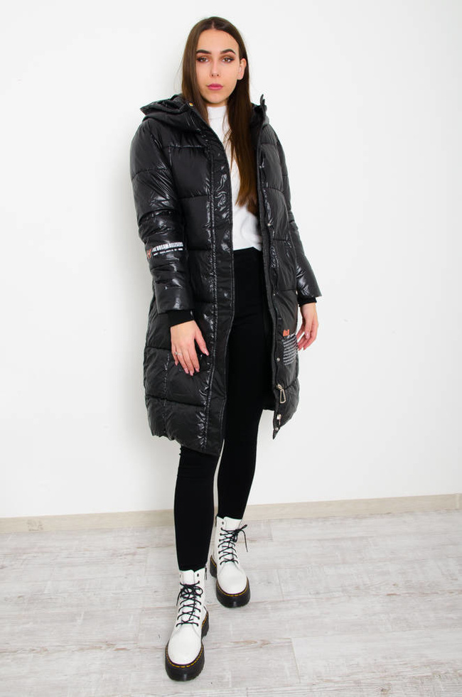 CZARNA DŁUGA KURTKA ZIMOWA Z NAPISAMI