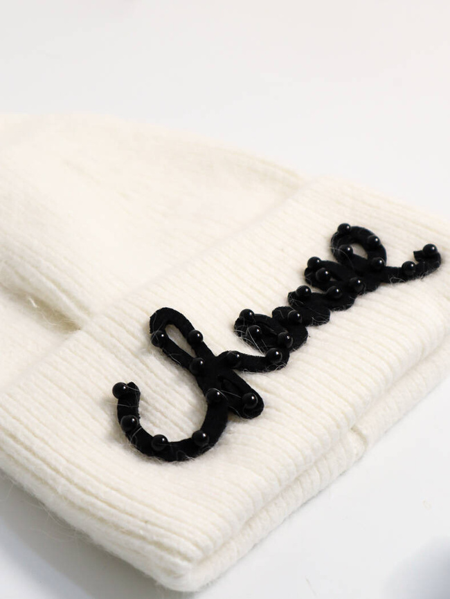 CZAPKA Z DOMIESZKĄ WEŁNY  ORAZ NAPISEM Z KORALIKAMI-BIAŁA