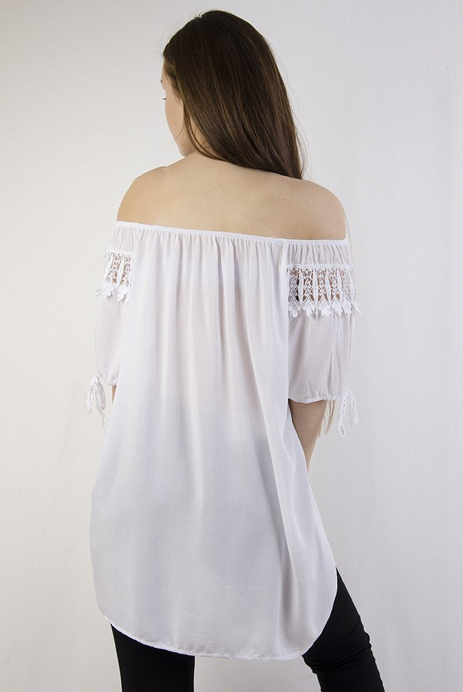 Biała gładka bluzka z ażurowym dekoltem