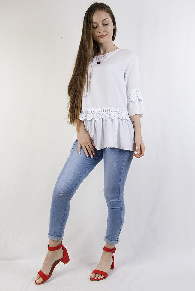 Biała bluzka z ażurowym wykończeniem