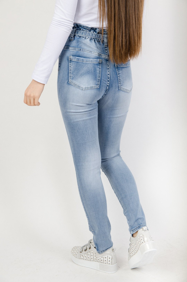 Jasne spodnie z wysokim stanem wiązane w pasie