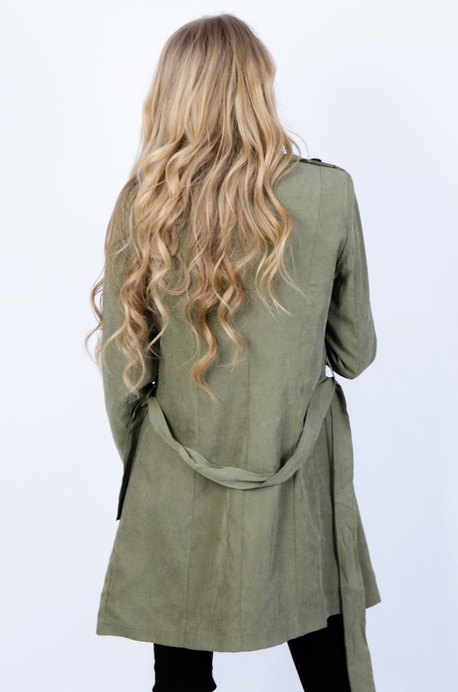 Zielony płaszcz typu trencz