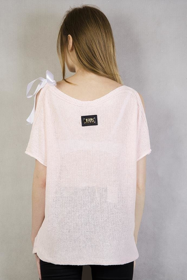 Krótki jasnoróżowy sweter ze wstążką i wycięciem